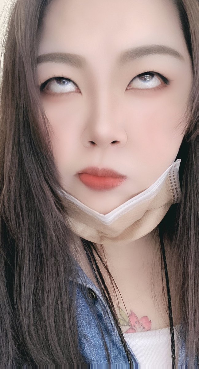 QQfmllk's tweet photo. 根據線民舉報～

近期很多假冒花花的盜版貨已流落到坊間！據悉已有兩個假帳號

相信聰明絕頂的大家是不���能受騙的吧🤨🤨🤨

我懶得一直提醒大家了
🌸花花🌸只有這個帳號
若有發現盜號賊，煩請檢舉一波

#感謝大家
#盜號到底可以幹嘛🤔🤔 https://t.co/NiYHBxDhXP