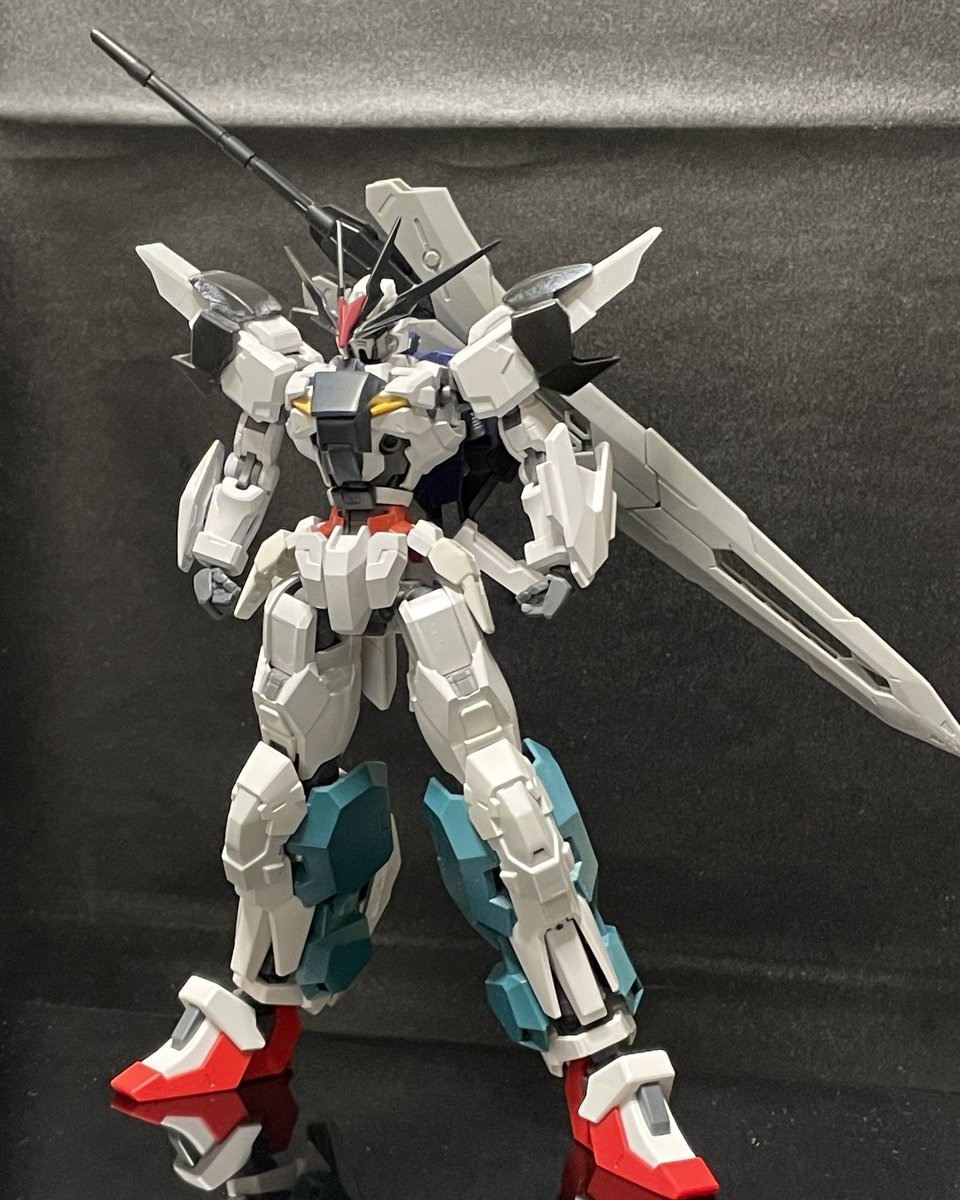 teru_nakatu's tweet photo. 落ち着いてる時間にのんびり制作している機体、付けたいパーツを考えてたら長いブロードソードが逆に物凄く邪魔に…

本体はもう少しだけどバックパック丸ごと変更になりそう💧

体調も最悪状態だし中々進まず… https://t.co/ruxM1OSRlL