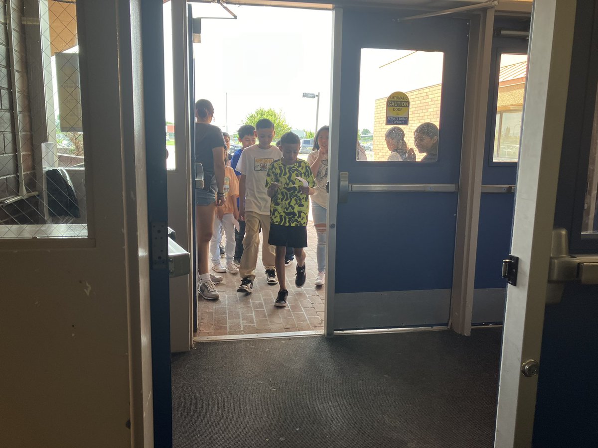 WapatoSD's tweet photo. Our 6th Graders had so much fun with the scavenger hunt at the end of the day… I think they’ve figured out where everything is located, now!! #WMSPackPride https://t.co/SINVw2H0YX
