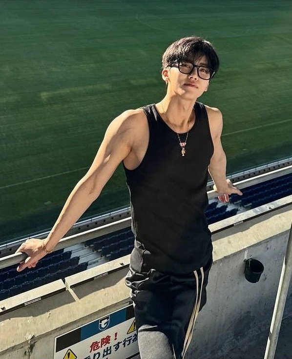 the813Degrees's tweet image. คือ ขอตะโกนว่าไอเหี้ยยยยย พี่แจมิน หล่อมากกกกกก เป็นคนที่หล่อขึ้นทุกการปรากฏตัวจริงๆว่ะ คือเขาต้องรู้ตัวดิวะว่าแม่งโคตรฮอตอะกับการที่ใส่เสื้อกล้ามแล้วใส่แว่นถ่ายรูปโชว์กล้ามงี้ เออทำไรก็ทำ นี่ร้องไห้จนจะเป็นลมแล้ว