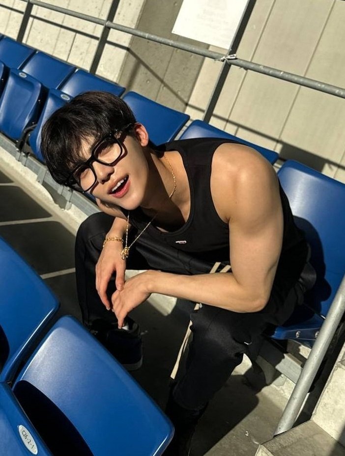 the813Degrees's tweet image. คือ ขอตะโกนว่าไอเหี้ยยยยย พี่แจมิน หล่อมากกกกกก เป็นคนที่หล่อขึ้นทุกการปรากฏตัวจริงๆว่ะ คือเขาต้องรู้ตัวดิวะว่าแม่งโคตรฮอตอะกับการที่ใส่เสื้อกล้ามแล้วใส่แว่นถ่ายรูปโชว์กล้ามงี้ เออทำไรก็ทำ นี่ร้องไห้จนจะเป็นลมแล้ว