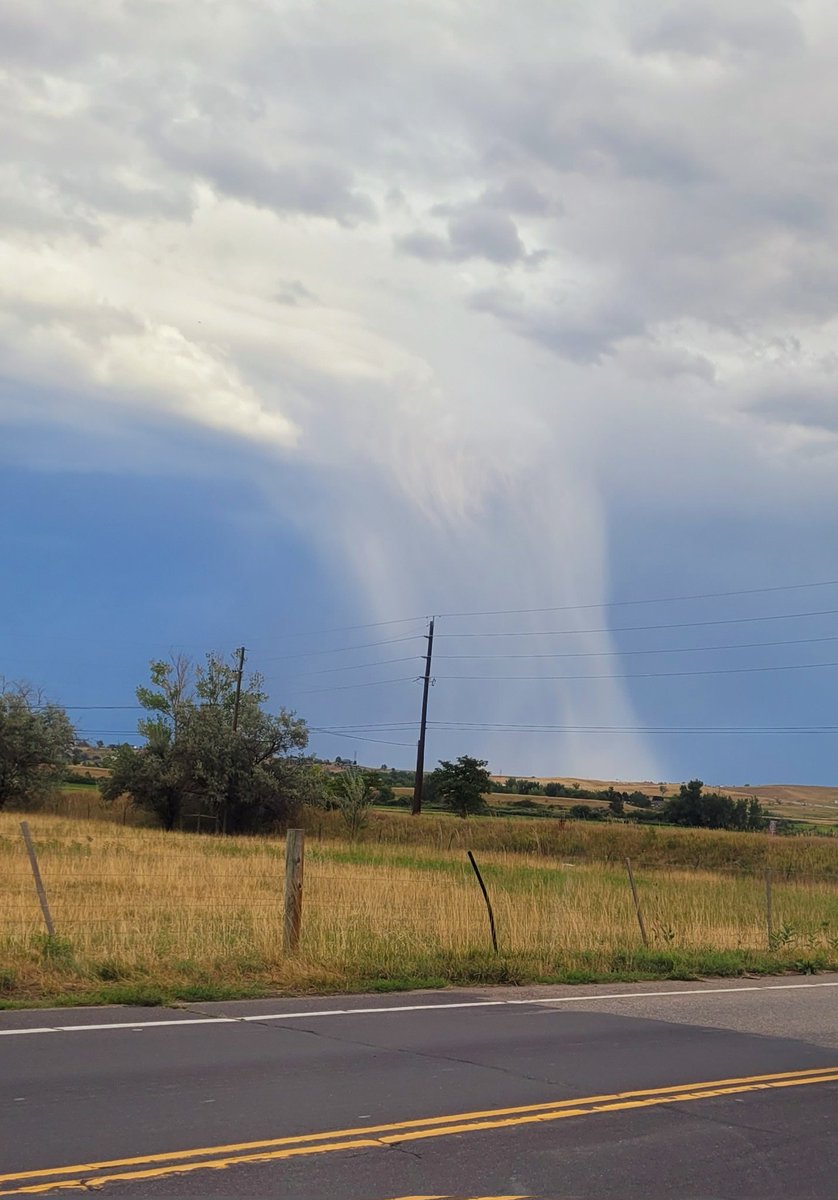 chucknsuperior's tweet photo. Boulser View of a downpour over Denver! @BoulderCAST @CReppWx  @mitchellbyars https://t.co/XfrekJ0xoW