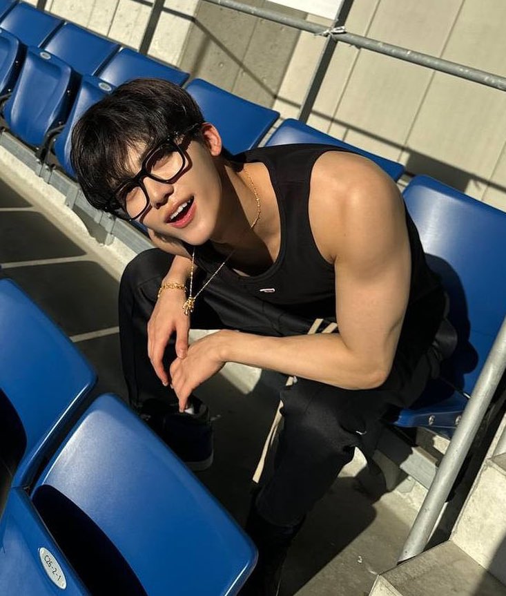 MinsikJ's tweet photo. “ไหนพี่บอกไม่งอนไงครับ”
“แล้วมินถอดเสื้อทำไมคะ”
“มันร้อนไงครับ”
“แต่มินบอกกับเจนเองนิว่าจะไม่ถอดต่อให้อากาศจะร้อนจนตับแตกก็ตาม”
“โถ่คนสวยอย่างอนมินเลยนะครับ”
“เจนงอนมินก็ง้อสิคะง้อเป็นไหม”
“พี่เจนคนสวยค้าบบบ” https://t.co/2UTgkAngDo