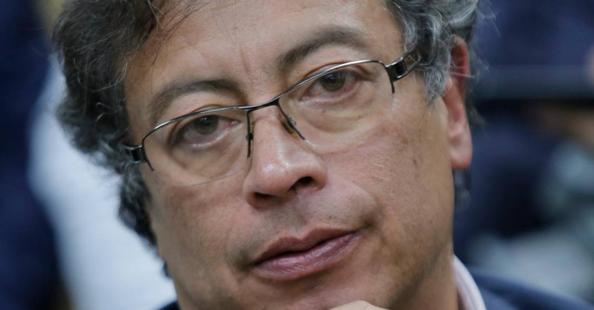 codiguillos's tweet photo. Primer aviso: 

Gustavo Petro sí se podrá reelegir como presidente de Colombia y esta es la estrategia que usará la izquierda colombiana para perpetuarse en el poder. 

(Análisis en los comentarios). 👇 https://t.co/CmEIFdQjZ8