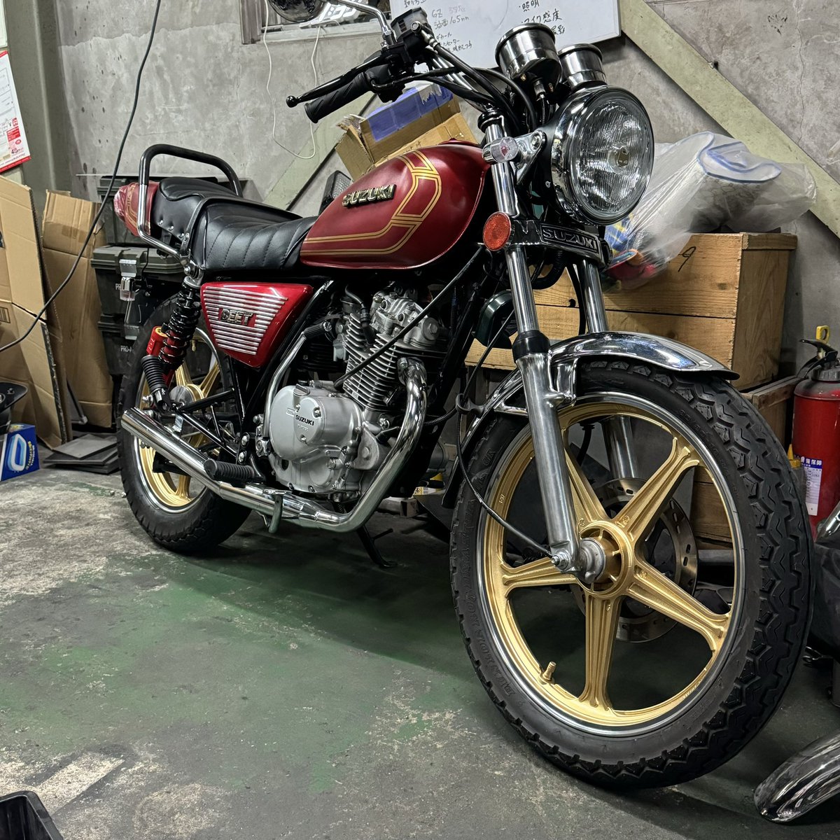 赤色(セキショク)のGS400 E2ライン仕様のGN125 2F 教えていただいたお