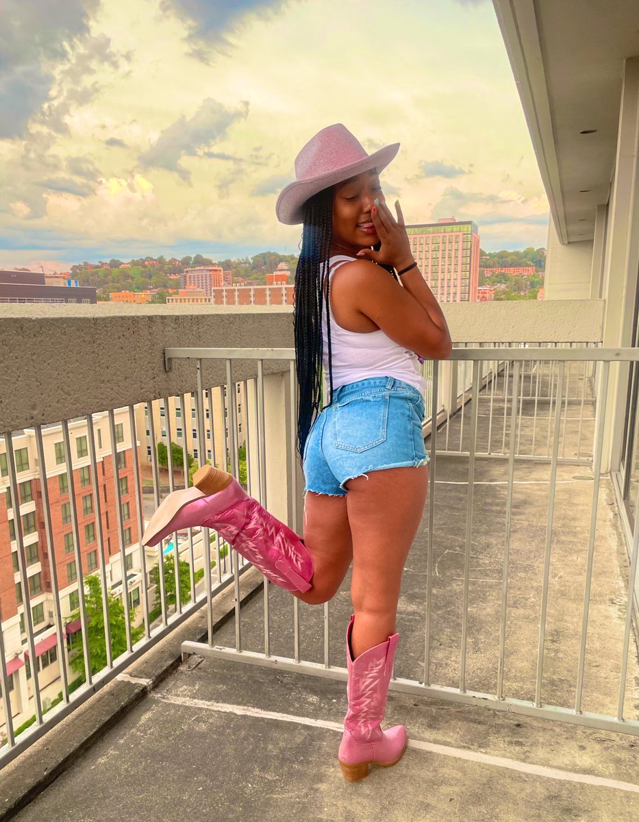 _TDannie's tweet image. C’monn &amp;amp; do the rodeo, 🤠🩷🫰🏽
#BacheloretteWeekend #AleshiasLastHoeDown