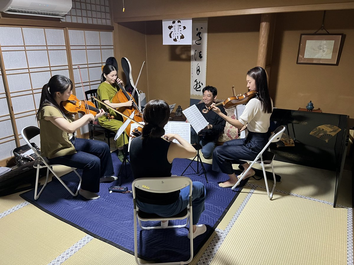 youthkoyasancf's tweet photo. 弦楽四重奏は４チームに分かれ、それぞれ #門脇大樹 先生、#小峰航一 先生、#戸上眞里 先生、#矢口里菜子 先生に入ってご指導いただいています😌

ここでしか体験できないハイブリッドな学びの場に、参加者の皆さんも意欲的に取り組んでいます💫

#青少年高野山会議
#東京大学先端研
#JERA
#高野山 https://t.co/8tQR5xF9OM
