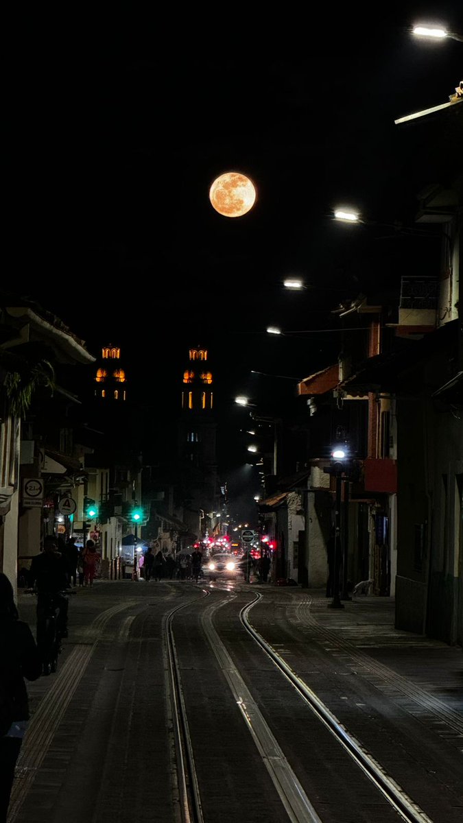 La #SuperLuna en el cielo nocturno de #Cuenca.

Foto de Sofía Ordóñez