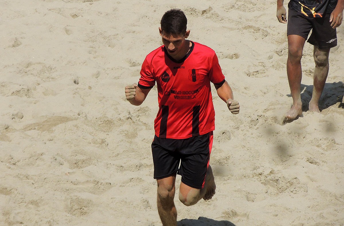 NEFT_BS's tweet photo. Logramos sumar +3 ante La Guaira Sport en la J11 de la Fase Regional de la @LigaFutvePlaya1 🙌🏖️⚽

❤️🖤❤️

📸 @ArCri_Group

#BeachSoccerVenezuela #FutbolPlaya https://t.co/Bpu4kS0d2q