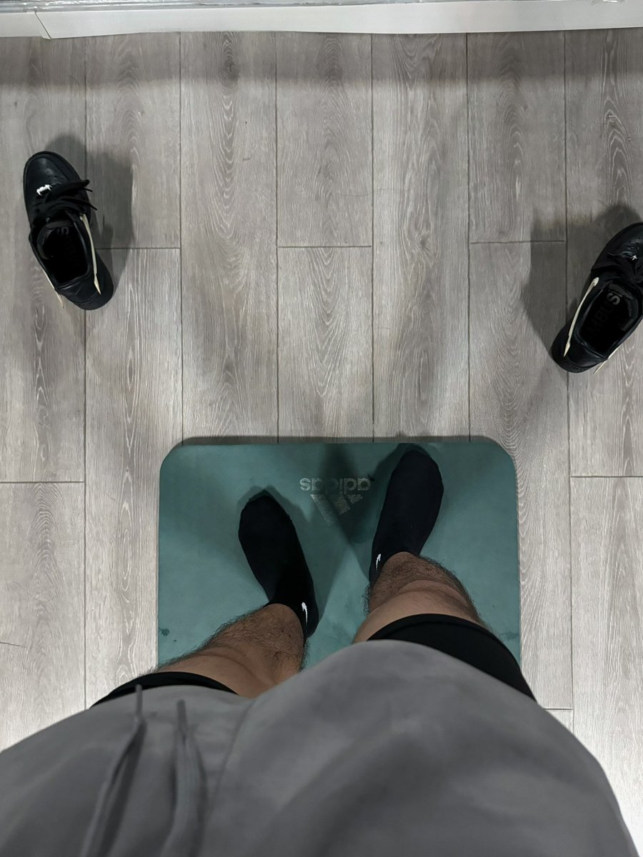 心血来潮练一次腿(喜欢热气腾腾的黑袜…
#黑袜