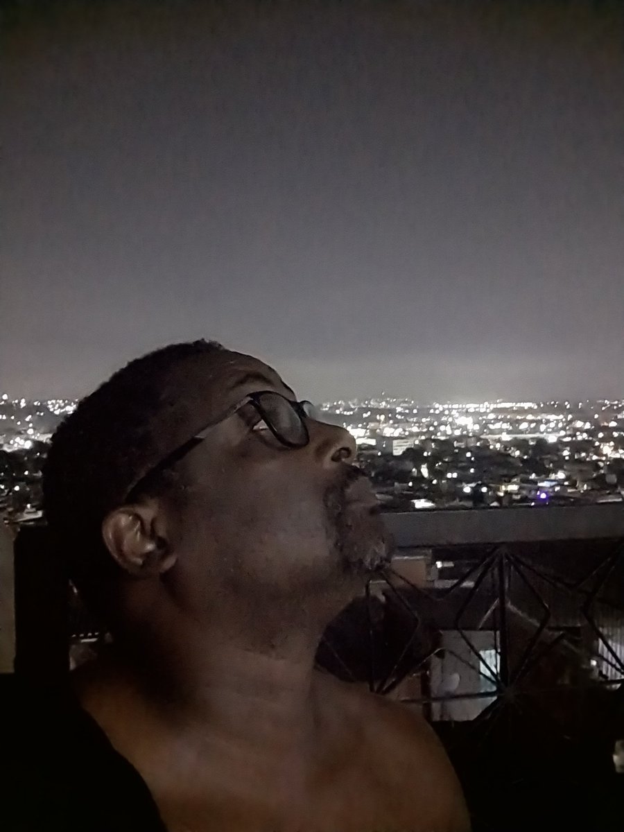 Paizaott's tweet photo. Papo reto,quando eu tô assim fumádão ã passa vários bagulho na minha cabeça tô aqui olhando pro céu umas 2hras olhando pra lua 🌙 tentando entender sei lá o que ã cheio de problemas tentando encontrar uma solução é complicado legal mano tô tonteado 💯neurose. https://t.co/M11rxueVgf