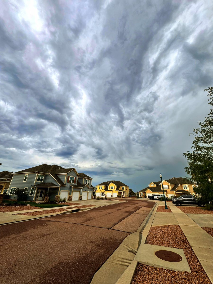 TheRevBski's tweet photo. Looking mostly west after the storms passed over Fort Carson. Brief heavy rain and some wild lightning. @AlanRoseWX #COwx https://t.co/6xJjw0kuBR