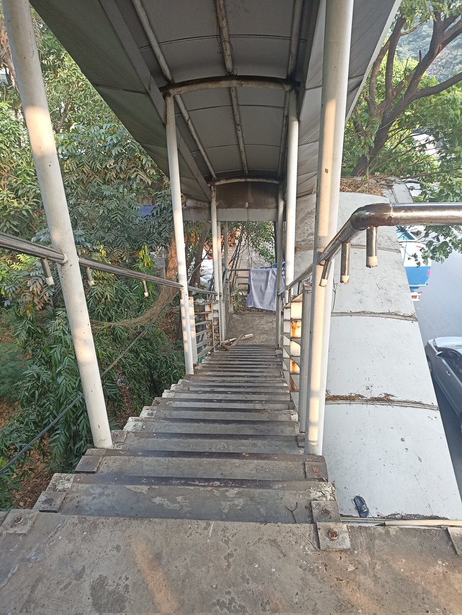 justchaca's tweet photo. @PT_Transjakarta tangga penyebrangan halte busway ujung menteng yg tdk terpakai mau di renov kah? Ngeri banget besi2 pinggiran udah pada ilang begini. https://t.co/CnFVozFwNV
