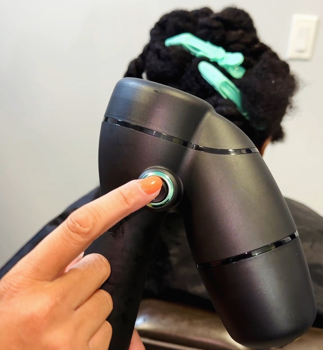 myrevair's tweet photo. Well, Well, Well…..⁠
If it isn’t RevAir doing exactly what it claims to do! 🤯 
⁠
📷 @mshairandhumor⁠
⁠
#myrevair ⁠
#revairpartner ⁠
#revairblowdryer ⁠
#naturalhairstylist ⁠
#naturalhair ⁠
#hairprep https://t.co/hXCJuauDR0