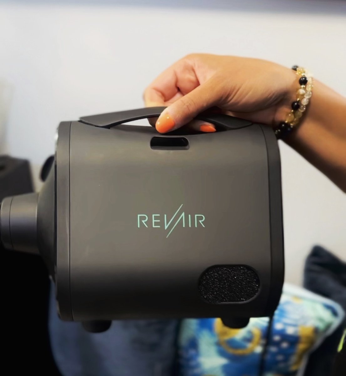 myrevair's tweet photo. Well, Well, Well…..⁠
If it isn’t RevAir doing exactly what it claims to do! 🤯 
⁠
📷 @mshairandhumor⁠
⁠
#myrevair ⁠
#revairpartner ⁠
#revairblowdryer ⁠
#naturalhairstylist ⁠
#naturalhair ⁠
#hairprep https://t.co/hXCJuauDR0