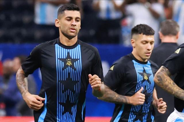 cuti_licha's tweet photo. ~ au julienzo (pero ya saben que aparecen otras parejas) ~
- todos van al mismo club, el grupo de enz0 juega al voley y el de J al futbol, igual se explica en el au (espero)
- pueden opinar lo q quieran todo es bienvenido, veremos a donde nos lleva este delirio, gracias por leer https://t.co/WSiyVnhqjP