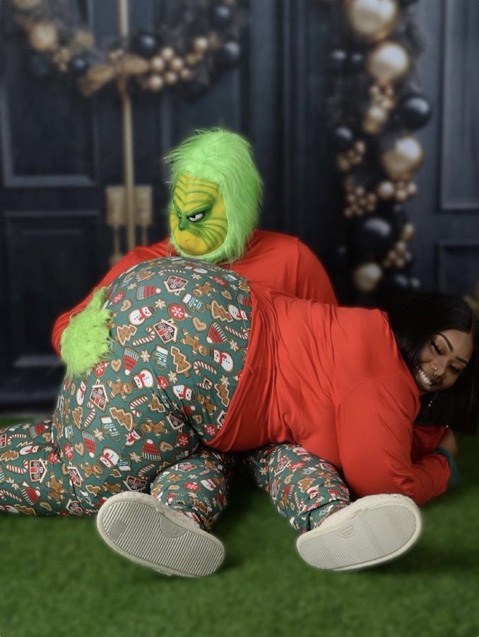 moxxybanks's tweet image. if we start talking today, we can be like this by Christmas 😁