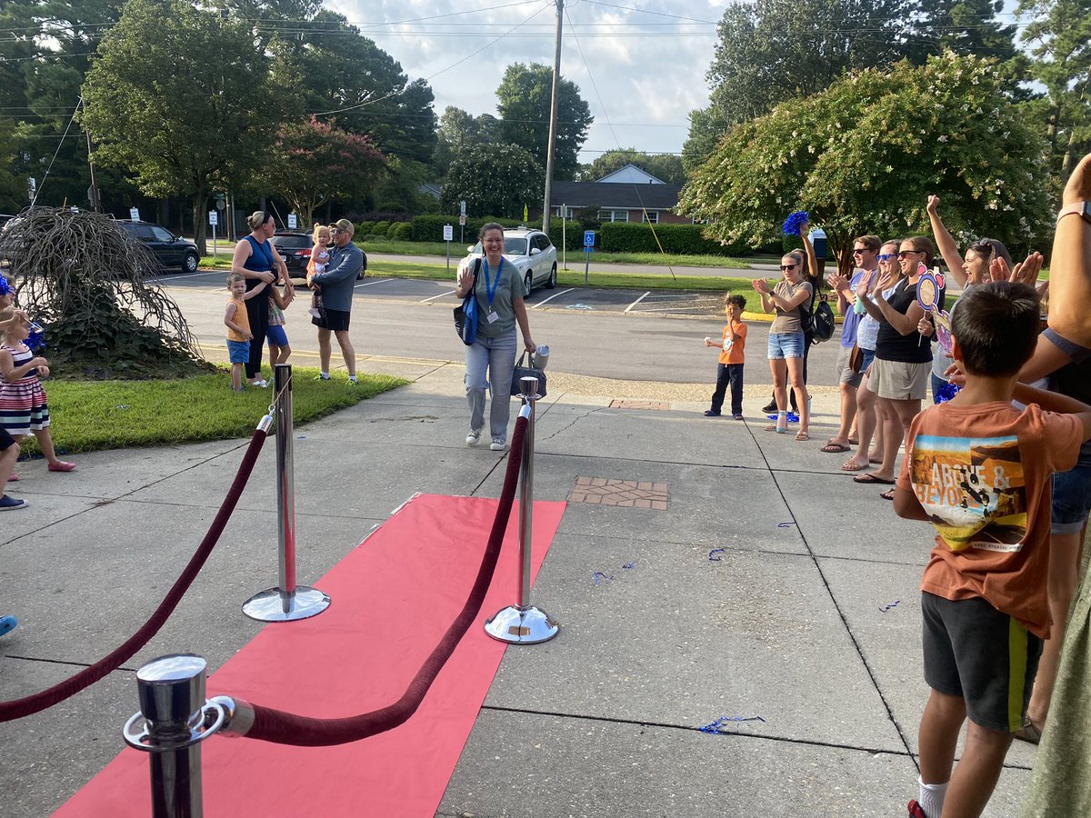 jcorsovb's tweet image. Excitement, collaboration, and teamwork @kingston_vb as we welcome teachers back! Thanks to the PTA for rolling out the red carpet! #hearthustlehardwork
