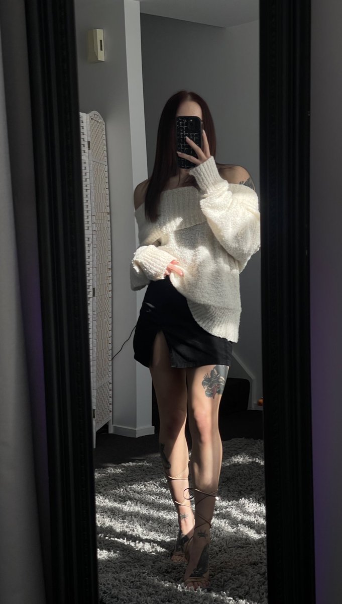 thesofiafox's tweet photo. Basking in this sun between lovers is refuelling me 🤍 https://t.co/MklwpQgI5J