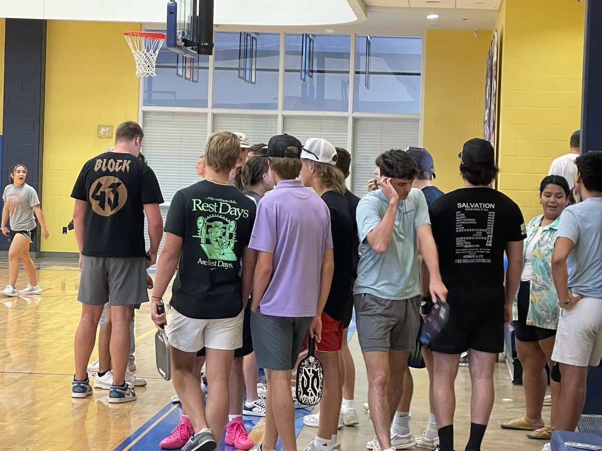 SEOSL's tweet photo. 🌺 Aloha, Savage Storm!🌺  
The Pickleball tournament at the SU Gym is still going strong, but don’t miss the BCM Luau at 8 PM!

-Where:Behind North Hall by the gazebo  
-When:8 PM, right after Pickleball  
-What:Tropical vibes, delicious food, and great company

#SEWelcomeWeek https://t.co/wJoA4wGoXJ