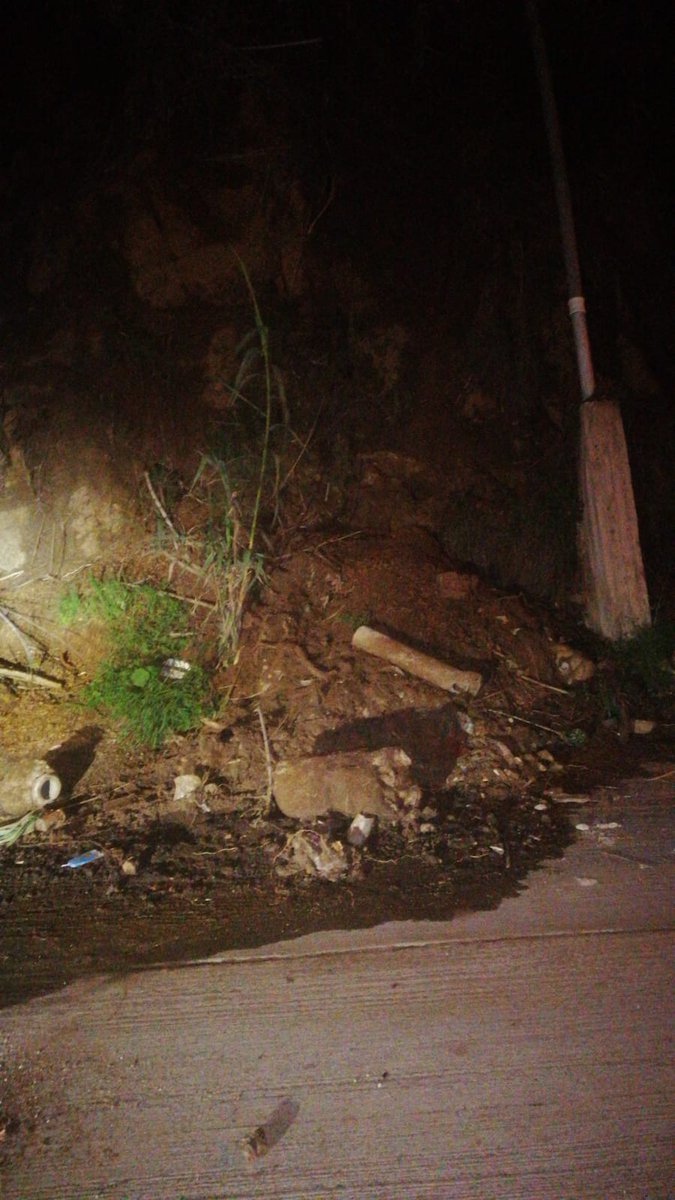 mackayire's tweet photo. @_ESVAL del 6/08/24 que se rompió alcantarillado la junta de vecinos hizo reclamo pero a nadie Le importa que bajen las aguas servidas, el alcantarillado baja por calle las rocas al lado del 31 sector forestal viña del mar, @MAmbienteVina @vinadelmar https://t.co/cwQQgUaif7