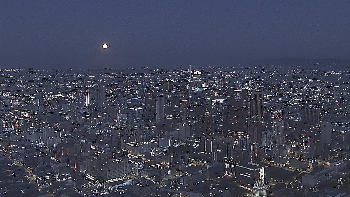 marcel_cameraop's tweet photo. A few snaps from this morning’s #BlueMoon #air7hd #air7 #helinet #BreakingNews #newshelicopter https://t.co/wPt9j3Y0Xr