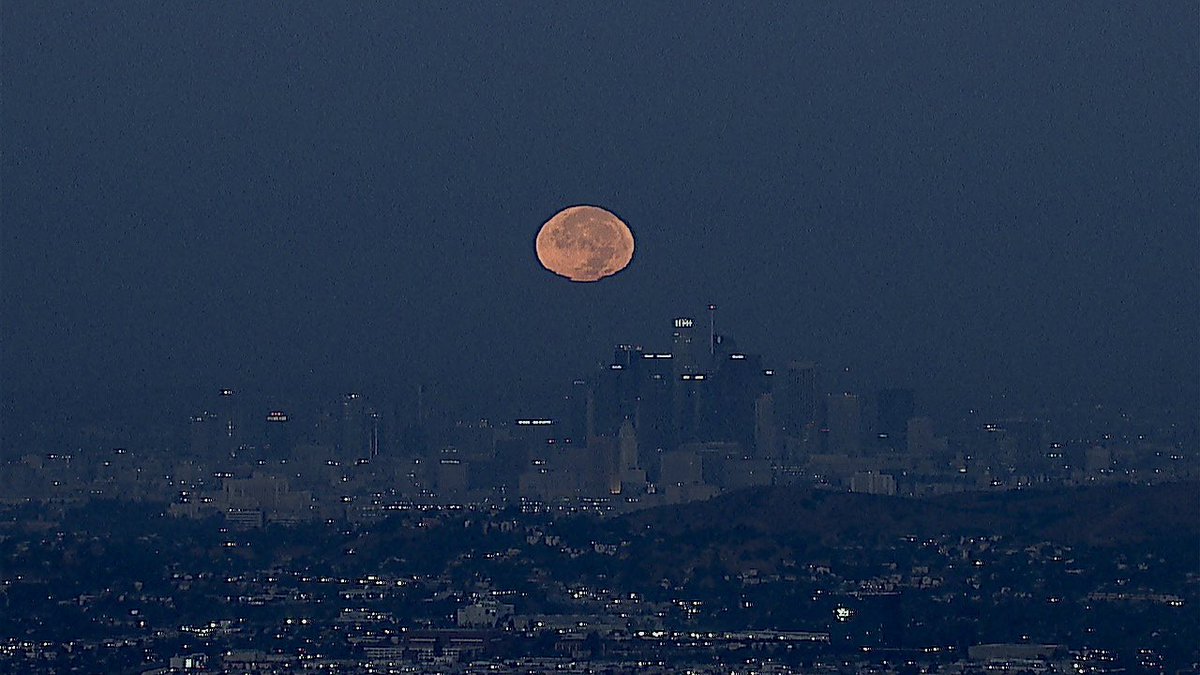 marcel_cameraop's tweet photo. A few snaps from this morning’s #BlueMoon #air7hd #air7 #helinet #BreakingNews #newshelicopter https://t.co/wPt9j3Y0Xr