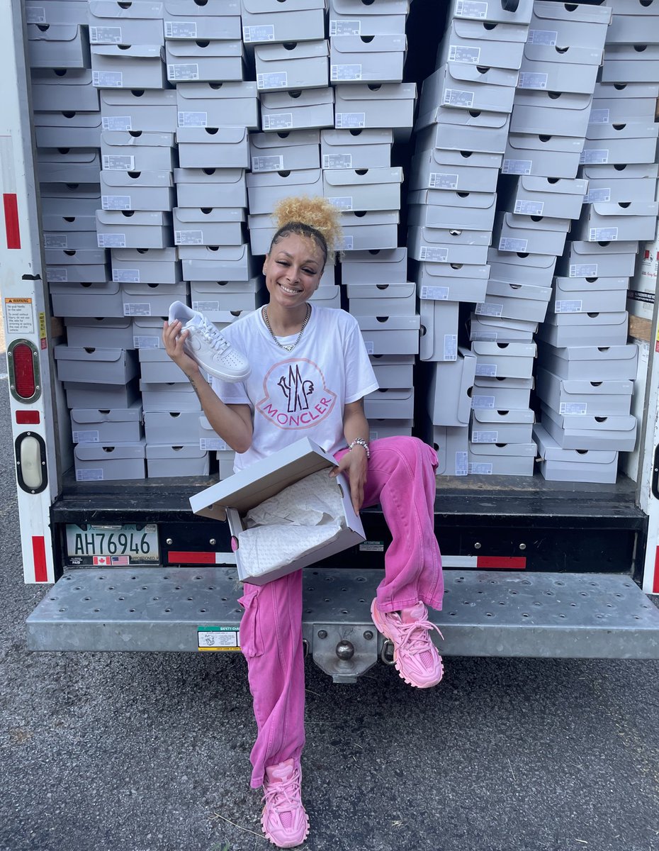 kaynash__'s tweet photo. i gave my students free air force 1s for back to school 😁👩🏼‍🏫 https://t.co/pIdGfmPHxk