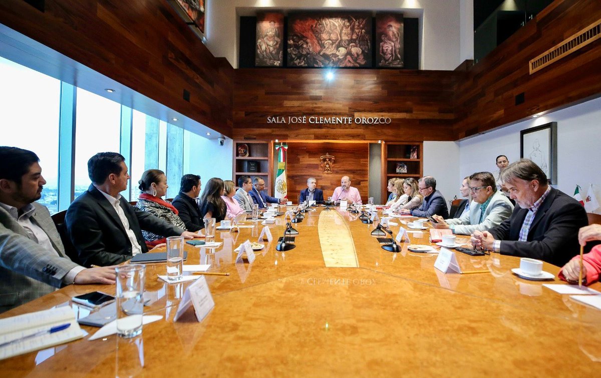 rvillanueval's tweet photo. ¡Cada vez estamos más cerca de hacer realidad el #CUChapala! 👏🏼

Hoy me reuní con el Comité de Planeación y se nombró a la Dra. Patricia Rosas Chávez como coordinadora ejecutiva de este Centro Universitario que será multitemático.

Seguimos trabajando para que más jóvenes de este municipio tengan acceso a la educación superior.