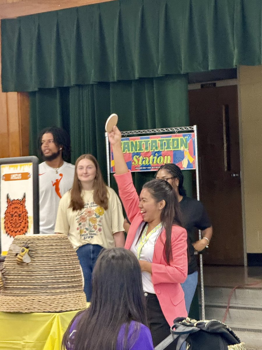 CarrieBEducator's tweet photo. House Day at Howard Hall! I absolutely love this! To be at Howard is to be part of something special! Old traditions, new beginnings. #DreamBig 🥰🐝 https://t.co/8wAyz3l6NY