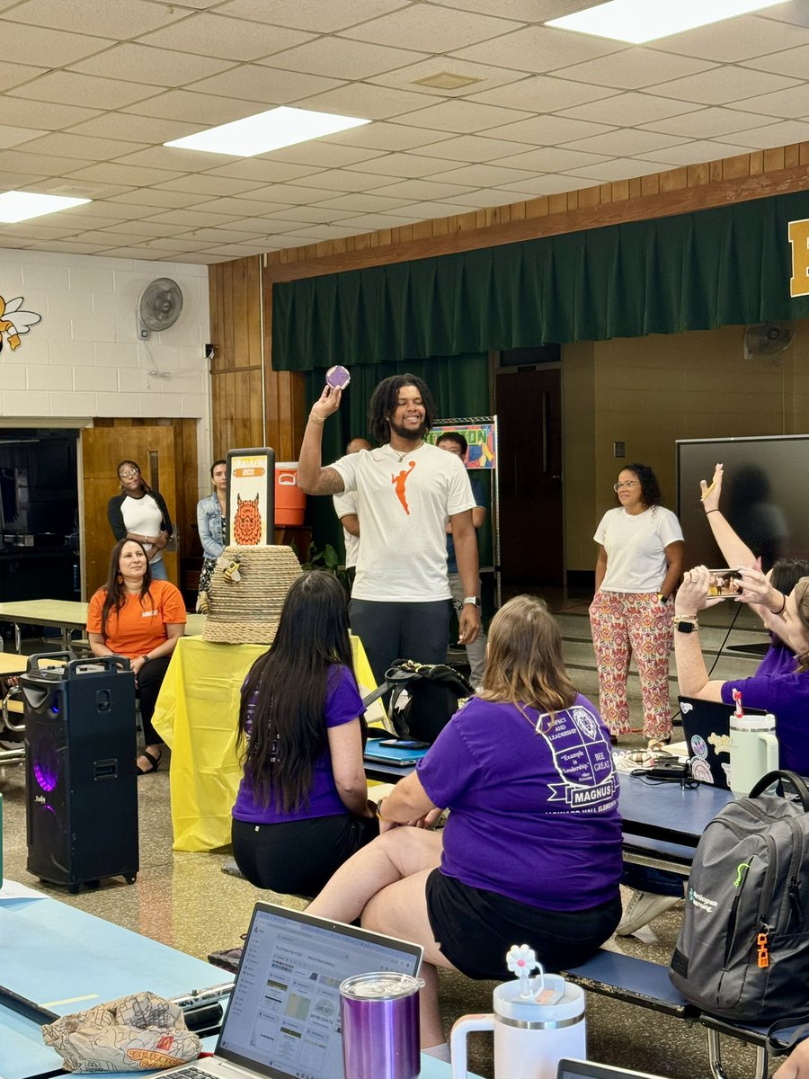 CarrieBEducator's tweet photo. House Day at Howard Hall! I absolutely love this! To be at Howard is to be part of something special! Old traditions, new beginnings. #DreamBig 🥰🐝 https://t.co/8wAyz3l6NY