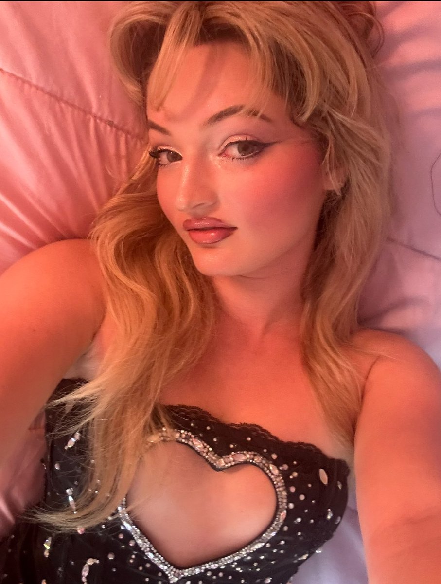 caittizz's tweet image. In honor of #ShortNSweet week, check out my version of @SabrinaAnnLynn ‘s black Frolov cutout that I made to wear to my shows with my band!!! For sure will be wearing to #Sabrina’s show in Brooklyn!!!🩷🩷 #SabrinaCarpenter  @TeamSabrina @barclayscenter