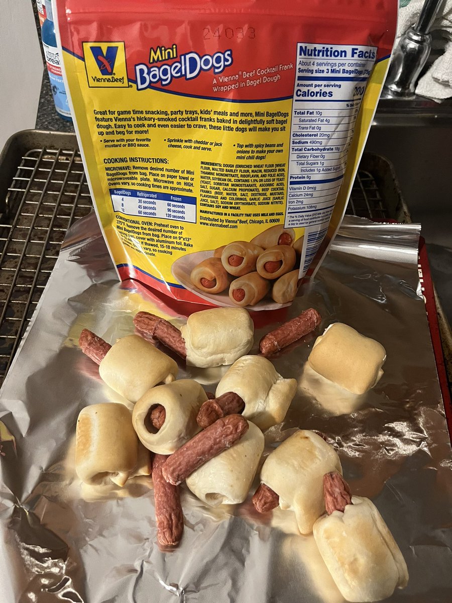 KrissySnow15's tweet photo. Uhhh hey @ViennaBeef are bagel dogs supposed to look like this? I was so excited to eat some but this is what a new bag from @jewelosco looks like… 🤢🌭 #wrinklyhotdog #viennabeef #chicagodog #ewsick https://t.co/j7xdIJus1m