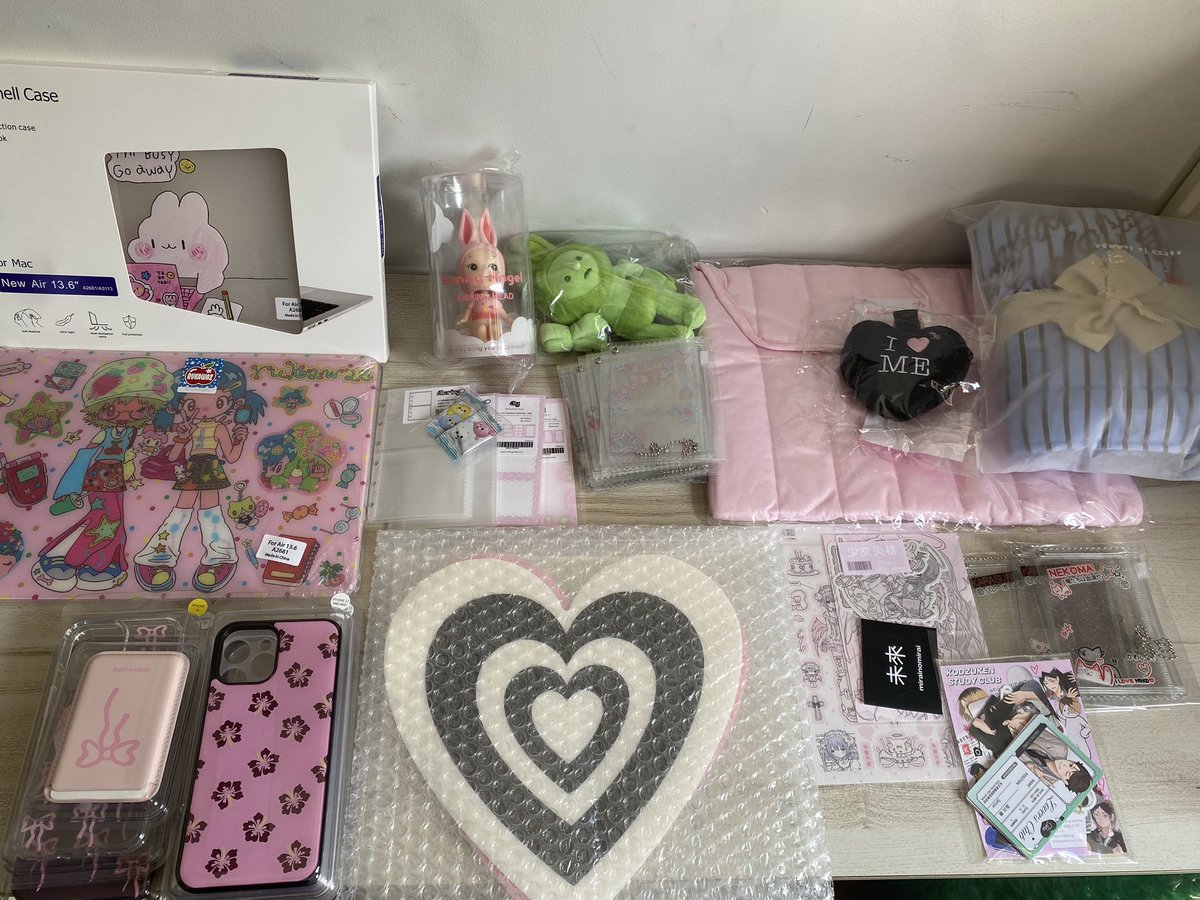 thirdsofaug's tweet image. #arrivedatnine
re: hk box 27 

box photo arrival! kindly wait for my email before the night ends for your isf notices 🫶🏼 may ilang pabili na iniwan si wh because sobra na sa 10k total amount ng box :(