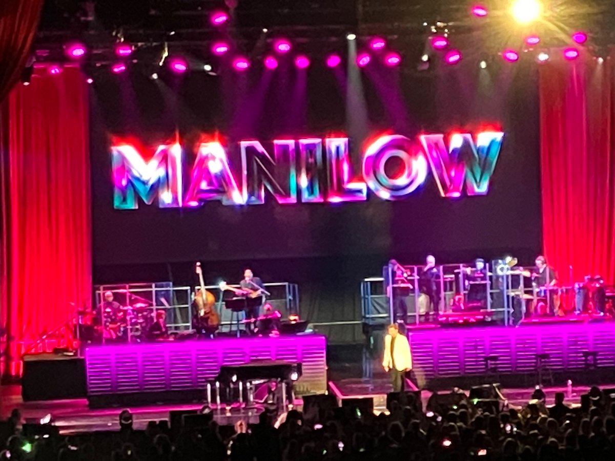 TiffyColligan's tweet photo. Stunningly energetic show Mr. @barrymanilow ! Brought to tears, of course, by “This one’s for you.” I gave ya a standing ovation in honor of your Grandpa. Then at the end, my Sis &amp; I  stuck around &amp; hollered “Encore!”  We will look 4 U next time we’re in #Vegas #Fanilows Rock! https://t.co/EypMIapW3M