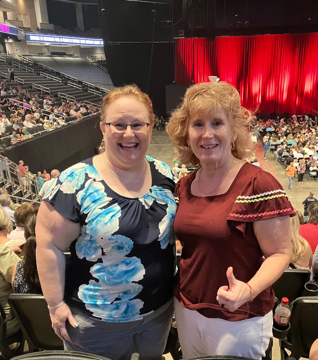 TiffyColligan's tweet photo. Stunningly energetic show Mr. @barrymanilow ! Brought to tears, of course, by “This one’s for you.” I gave ya a standing ovation in honor of your Grandpa. Then at the end, my Sis &amp; I  stuck around &amp; hollered “Encore!”  We will look 4 U next time we’re in #Vegas #Fanilows Rock! https://t.co/EypMIapW3M