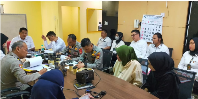PoldaPosko70843's tweet photo. 🛑 Gelar Perkara &amp; Penyelesaian Kasus Narkotika Ditresnarkoba Polda Sumsel 🛑

Ditresnarkoba Polda Sumsel terus bekerja keras untuk memastikan setiap kasus ditangani dengan adil dan transparan.

#PoldaSumsel #Resnarkoba #GelarPerkara #SumselBebasNarkoba #StopNarkoba #HukumTegas https://t.co/jm5avLhPwb