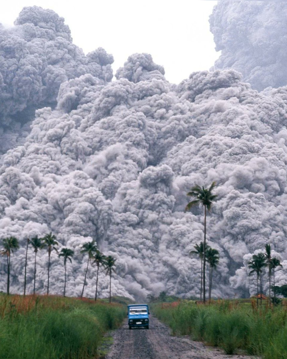 evrenseImerak's tweet photo. Dünyada gerçek patronun KİM olduğunu gösteren anlar:

1. Filipinler'deki Pinatubo Yanardağı'ndan püsküren piroklastik akıntılardan kaçan bir kamyon, 1991. https://t.co/c4yxM9onpj