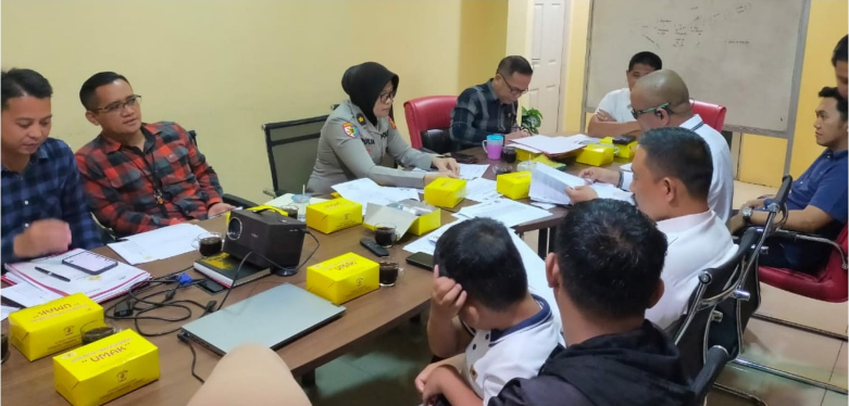 PoldaPosko70843's tweet photo. 🛑 Gelar Perkara &amp; Penyelesaian Kasus Narkotika Ditresnarkoba Polda Sumsel 📷 Ditresnarkoba Polda Sumsel terus bekerja keras untuk memastikan setiap kasus ditangani dengan adil dan transparan  #PoldaSumsel #Resnarkoba #GelarPerkara #SumselBebasNarkoba #StopNarkoba #HukumTegas https://t.co/Wzlyw5yeQP