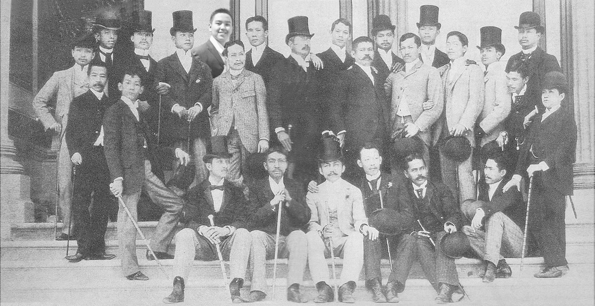 v11_king's tweet photo. Fui miembro de Illustrados y estábamos en Madrid en 1890. Tengo la enfermedad de la longevidad, lo que significa que soy inmortal :( https://t.co/NDAPyqZvfE