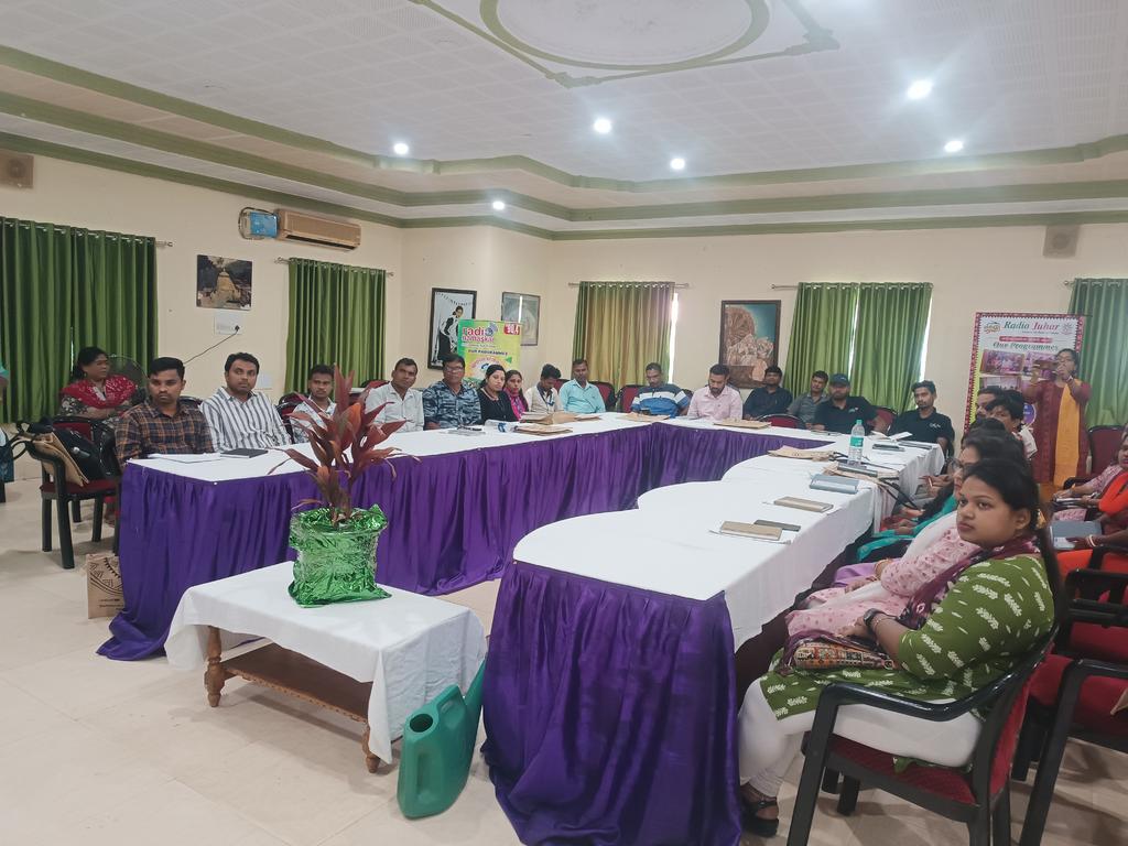 mdrajababa's tweet photo. Fast Day workshop of community radio broadcast on Social &amp;Behavior change At YatriNiwas Konark #communityradio @RadioBulbul @UNICEFIndia @YoungIndiaIN @ShahAnsariLive @CRAIndiaLive @MinistryWCD @CBC_MIB @MONIKAUNICEF @niyazlive https://t.co/zOyKq1hzjr