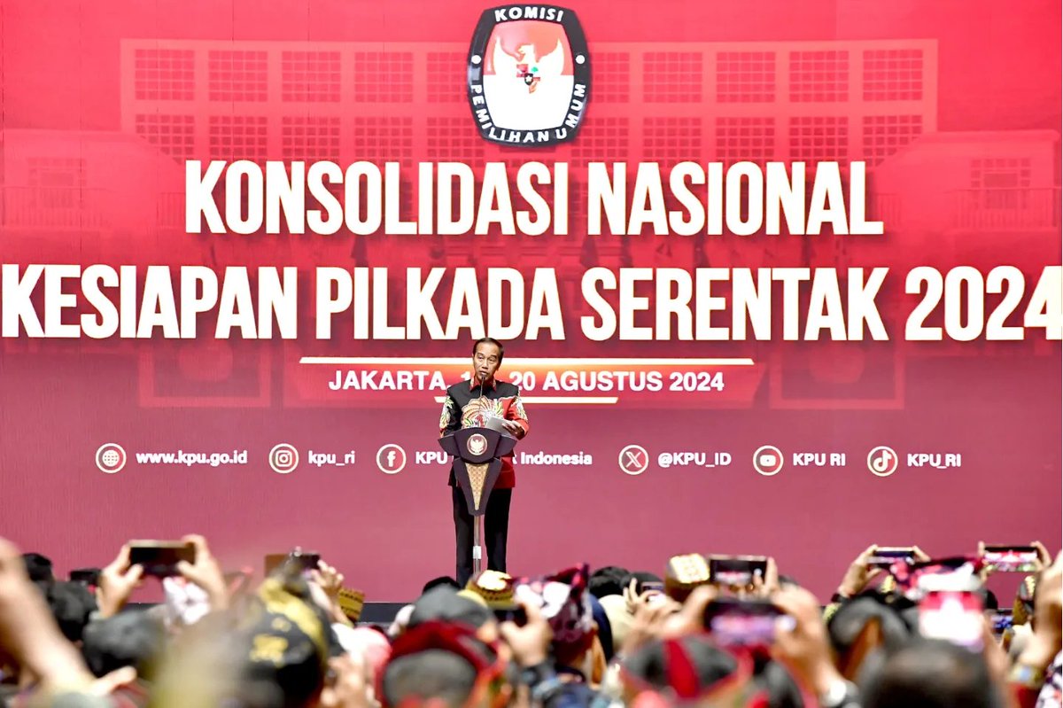 jokowi's tweet image. Kualitas dan integritas pemilu barus menjadi fokus utama yang kita kawal dalam kesiapan penyelenggaraan Pemilihan Kepala Daerah (Pilkada) Tahun 2024. Peningkatan fungsi pengawasan serta tranparansi perlu dilakukan untuk kesuksesan Pilkada mendatang. Saya yakin pilkada serentak…