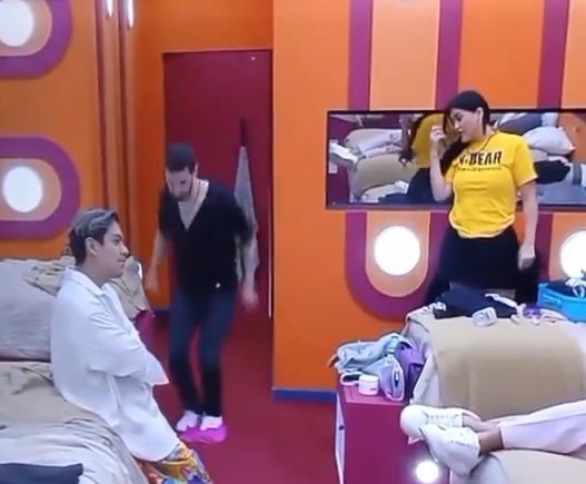 DavidHernare's tweet photo. Briggitte regalándole un vestido a Gomita // Gomita tirándolo al piso para que Adrián Marcelo lo pise 
🤢 QUE ASCO DE PERSONAS EN EL CUARTO TIERRA 🤢 #LaCasaDeLosFamososMx #LCDFMX #LCDFMX2 https://t.co/4fxprhpLqy