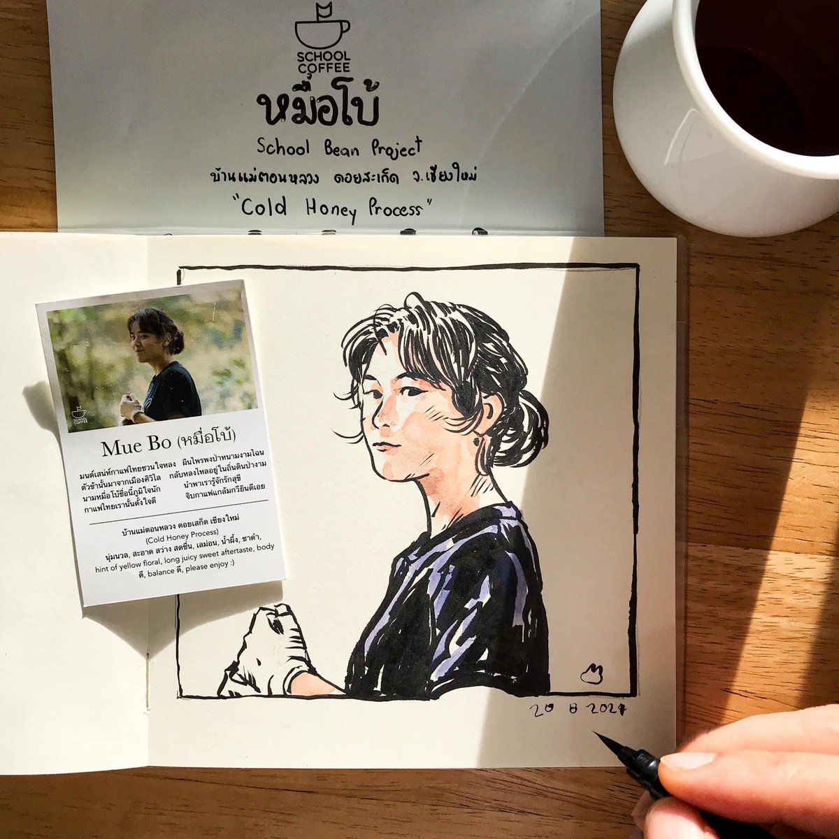 "ได้ทำในสิ่งที่รัก ไม่มีเสียเวลา"
เช้านี้ได้กินกาแฟจากหมื่อโบ้ ที่เคยได้กินเมื่อ2ปีที่แล้วเวลาผ่านไปได้ชิมอีกครั้ง ดริปสุดฝีมือคำแรกอุทานว้าว!!!ดังมาก อยากบอกว่าคนชิมรับรู้ได้ว่าคนทำตั้งใจมาก "ไม่ง่ายเลย"..ได้รับแรงบันดาลใจเป็นกำลังใจให้ทีมงานขออนุญาตวาดรูปนี้เป็นที่ระลึกนะครับ^^