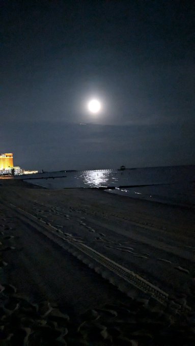 Nothing like a beautiful walk on the beach. I just had to enjoy the moon tonight https://t.co/Rv5YYE<a href="/tag/legs"class="tags"><span>#legs</span></a><a href="/tag/stockings"class="tags"><span>#stockings</span></a>