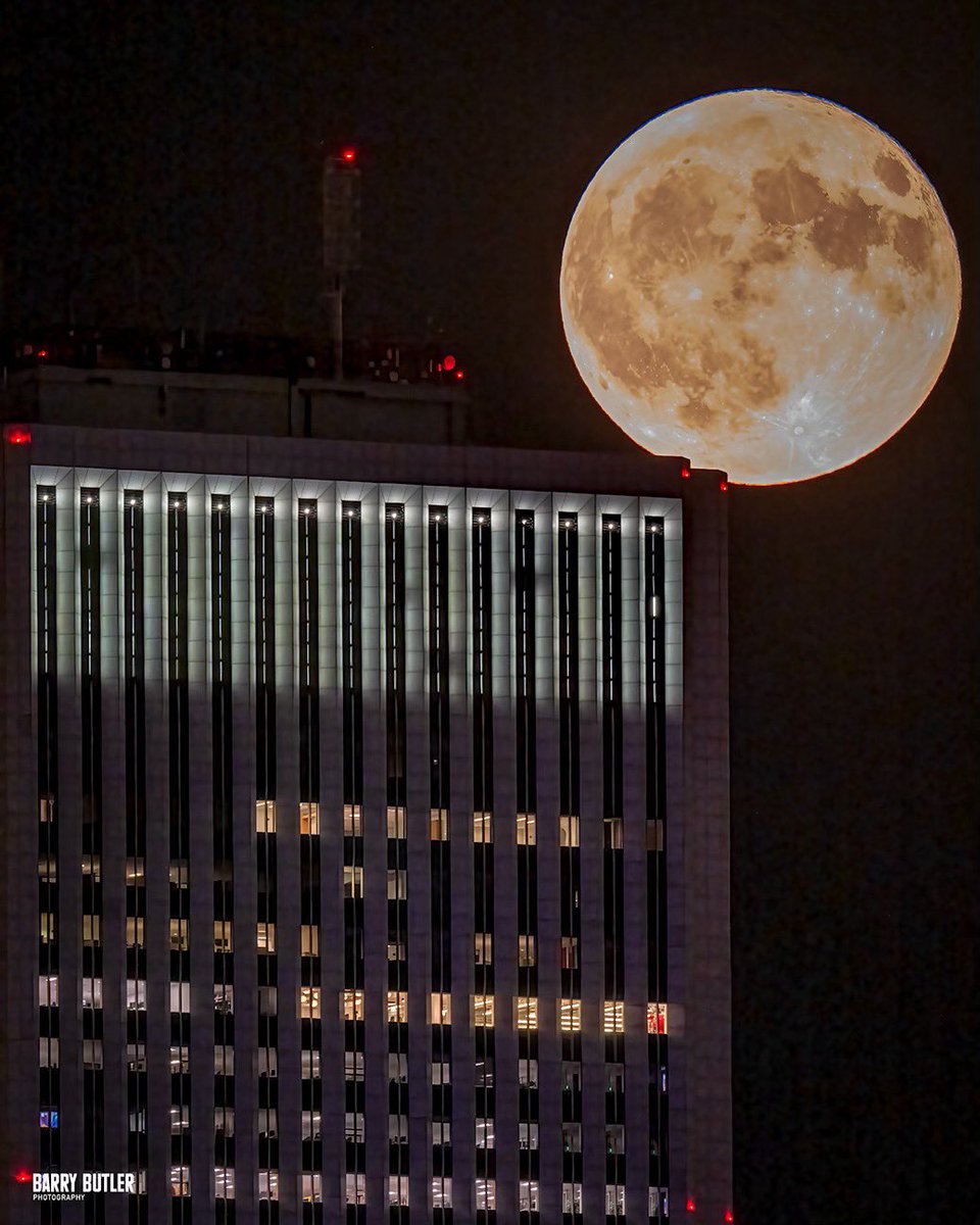barrybutler9's tweet photo. Living on the Edge.   Tonight's Supermoon on Chicago's Aon Center.   #weather #news #chicago #ilwx https://t.co/SxuXnfkUdS