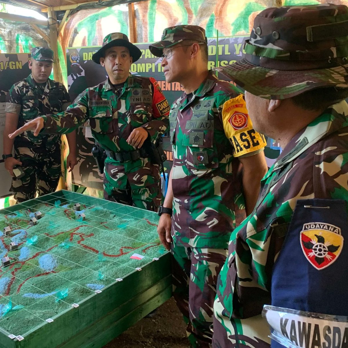 SquadGaruda741's tweet photo. PABANDYA-1/LAT PRATUGAS SPABAN III/LATGA SOPS TNI KUNJUNGI DAERAH LATIHAN PRATUGAS YONIF 741/GN
DISIPLIN - TANGGUNG JAWAB - SETIA KAWAN
#yonif741
#korem163
#kodam.ixudayana
#tni_angkatan_darat
#puspentni
#TNIPRIMA https://t.co/K7HFHAzqGC