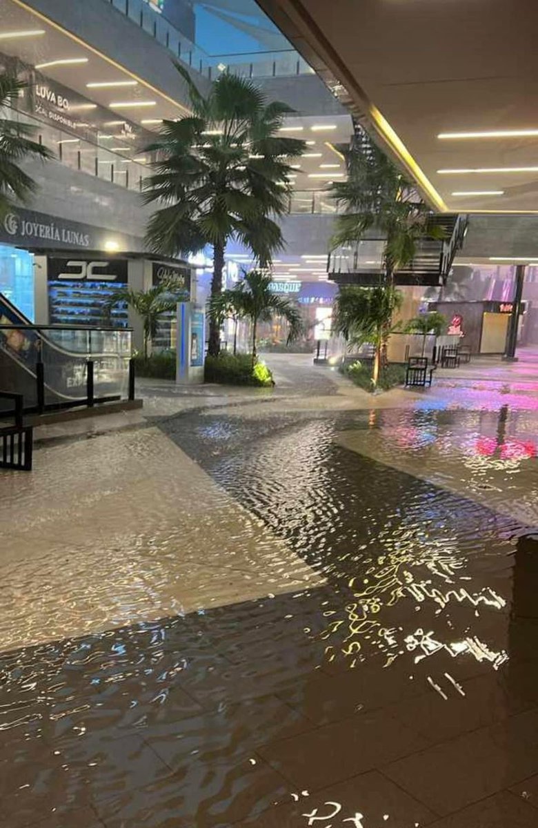 EsCuliacan's tweet photo. Para los que no sabían el significado del nombre de la plaza 4 Ríos #Culiacán 🤣🤣 https://t.co/P9h9fxn1r4