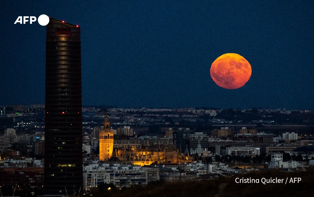 metsul's tweet photo. IMAGEM | Fotógrafos da @AFP registraram a Superlua de hoje nascendo sobre Roma, Sevilha, Estocolmo e Istambul. https://t.co/nFDuS5Fvxw