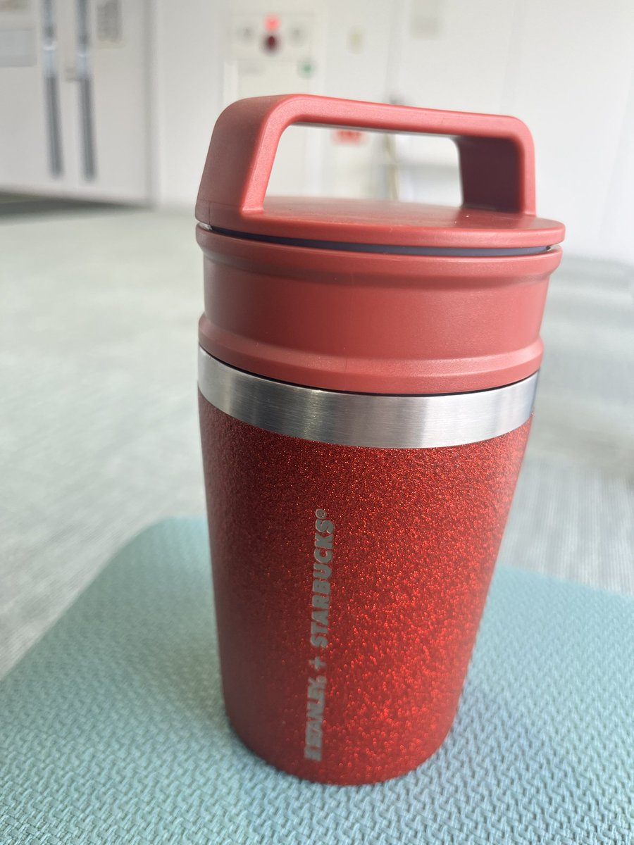 hakumai410's tweet photo. いつも思う。コンビニのコーヒーってダイレクトにタンブラー置いちゃダメなのかな？ 紙のカップに入れて、タンブラーに移し替える時、なんか勿体無いというか、環境に悪いことしてる感がすごい。 https://t.co/Ub0bDpcfkr